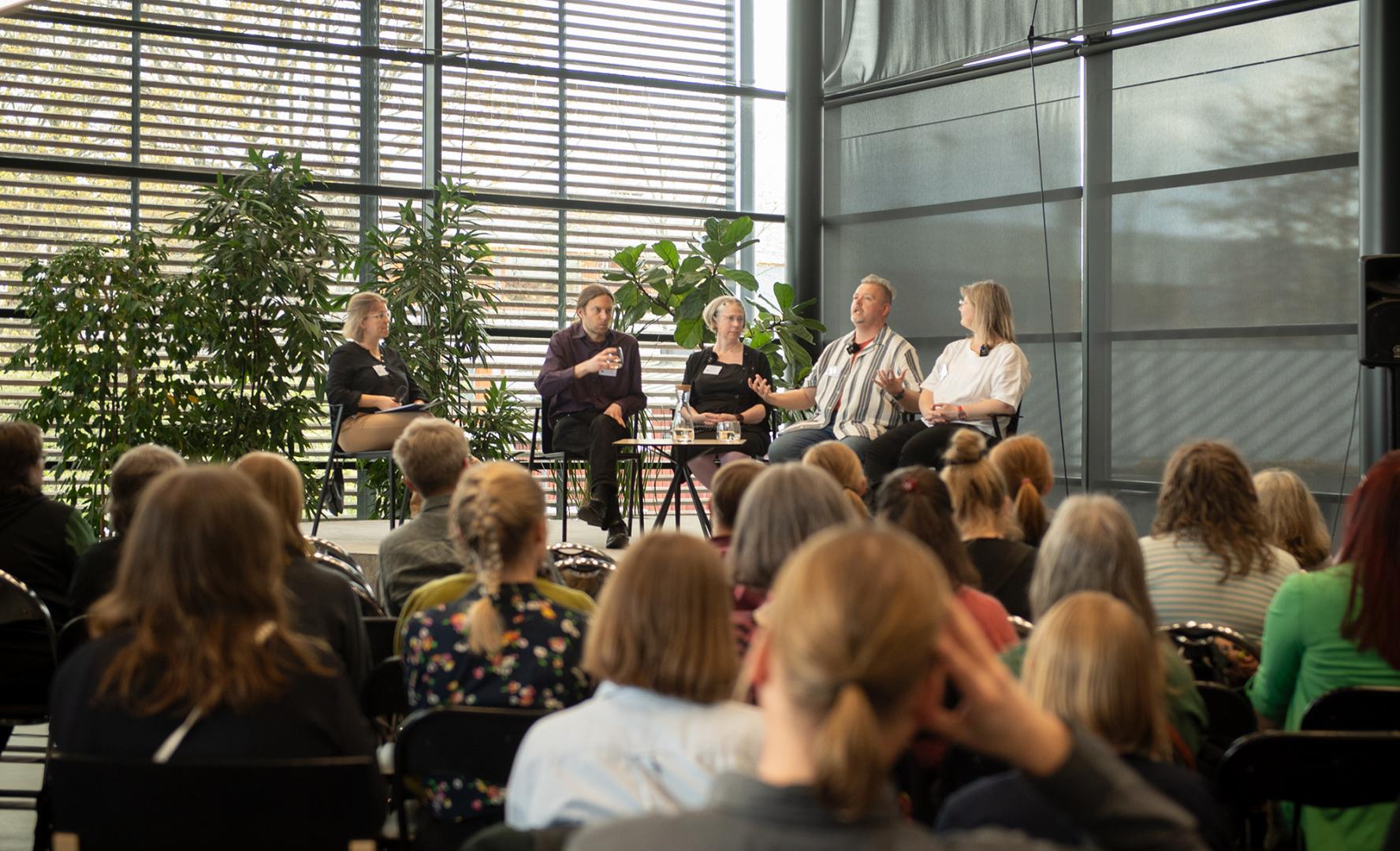 Malin Hollmén, chef för bibliotekstjänster i Borgå, ledde paneldiskussionen på temat Bibliotekets plats i en hållbar framtid. I diskussionen deltog Osma Suominen, Louise Agnesdotter, Tobias Larsson och Lena Sundström.
