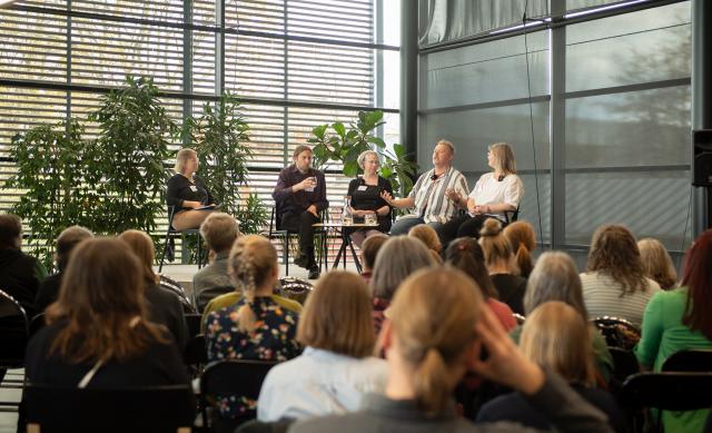 Malin Hollmén, chef för bibliotekstjänster i Borgå, ledde paneldiskussionen på temat Bibliotekets plats i en hållbar framtid. I diskussionen deltog Osma Suominen, Louise Agnesdotter, Tobias Larsson och Lena Sundström.